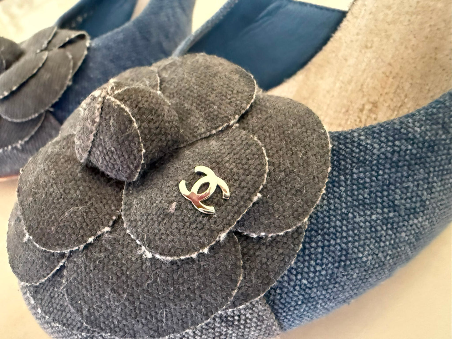 Authentic CHANEL Blue Denim Camellia Slingback Pumps with CC Logo IT 38.5 C Excellent Condition