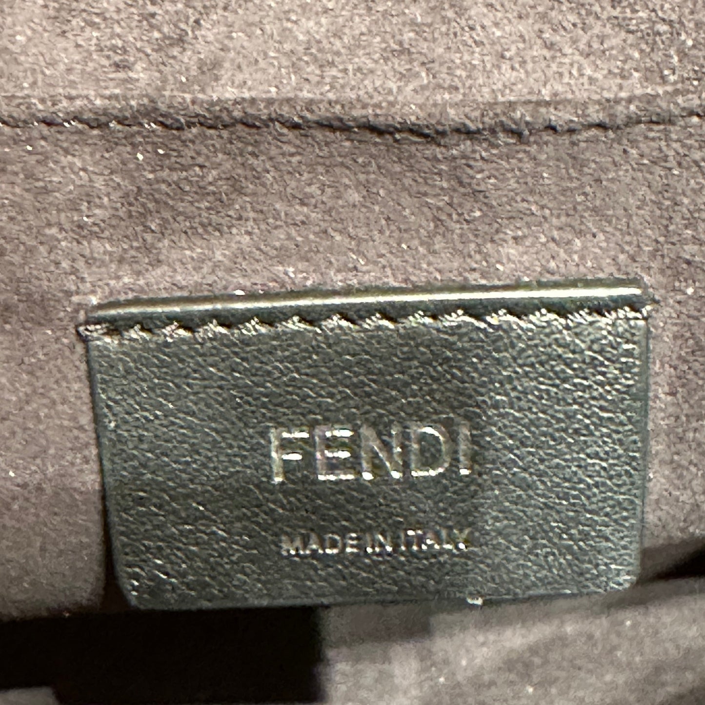 Черная кожаная сумка через плечо FENDI с жемчугом