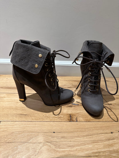 LOUIS VUITTON STARLETT Lace Up Suede Ankle Boots