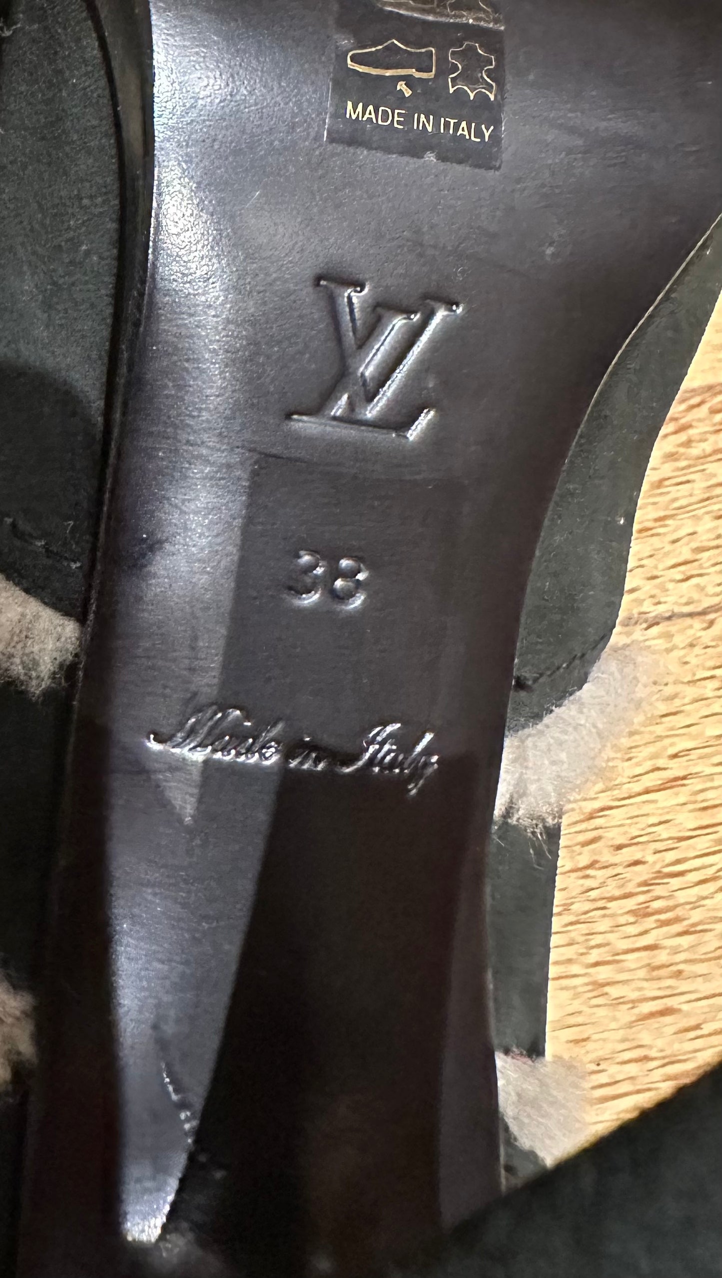 LOUIS VUITTON Кожаные туфли на каблуке с мехом